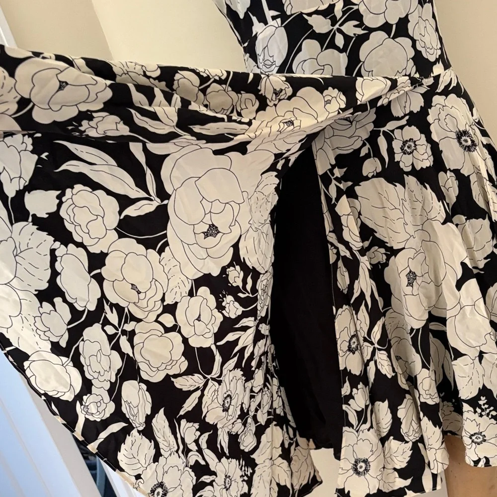 White House Black Market Black & White Floral V-Neck Midi Dress - Picture 3 of 5
